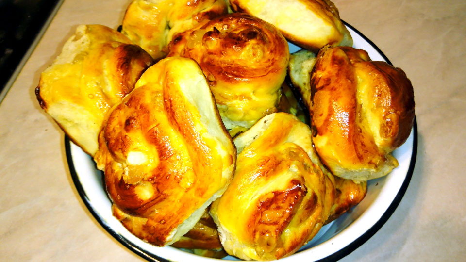Булочки с изюмом